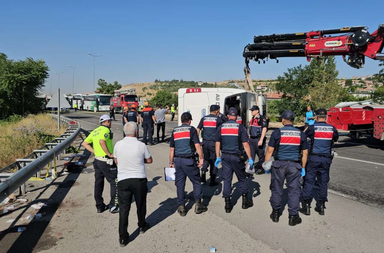 Direğe çarpan yolcu otobüsü devrildi! 20 yaralı 4